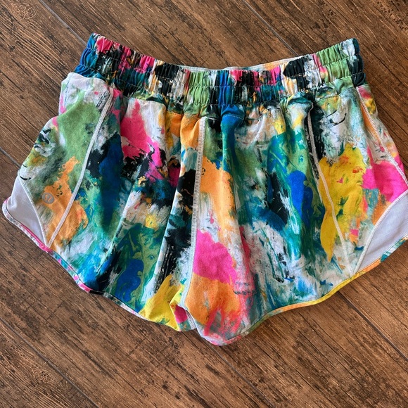 Lululemon Hotty Hot Shorts size 6 Color is No Limits White Multi/White - Picture 4 of 6